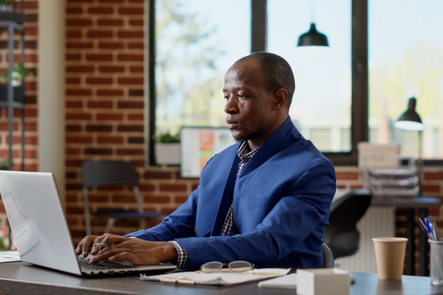 Comptable-d’entreprise-avec-ordinateur